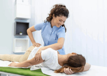 Leg Pain Relief in Houston: Chiropractic Care vs. Traditional Treatments