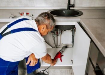How Professional Plumbers Detect Leaks Without Damage?