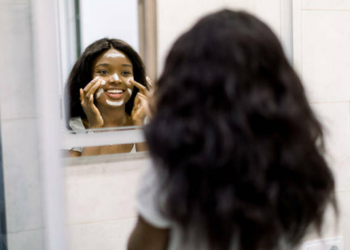 Texture-Luxe Layering: How to Cut, Shape, and Style Kinky Straight for High-Fashion Volume