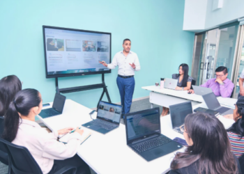 Role of a Business Management Associate Degree in Building Leadership Potential