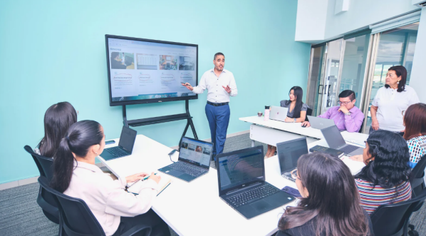Role of a Business Management Associate Degree in Building Leadership Potential
