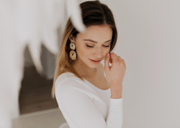 How Minimalist Jewelry Complements Modern Fashion