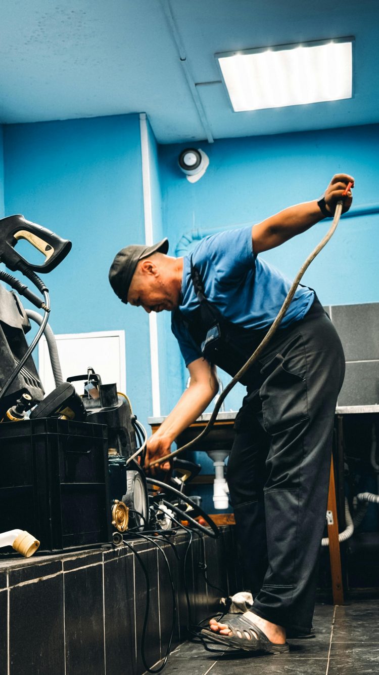 How Hiring a Local Plumber Transforms Emergency Plumbing Situations?